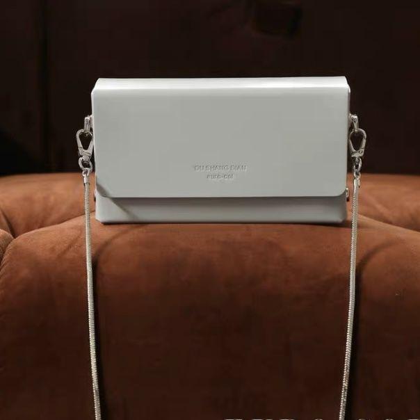 

Black Minimalist Design Small Square Bag Women Chain Box Leather Shoulder Bags Ladies Fashion Letter Print Luxury Crossbody Bag 18x11x7cm білий