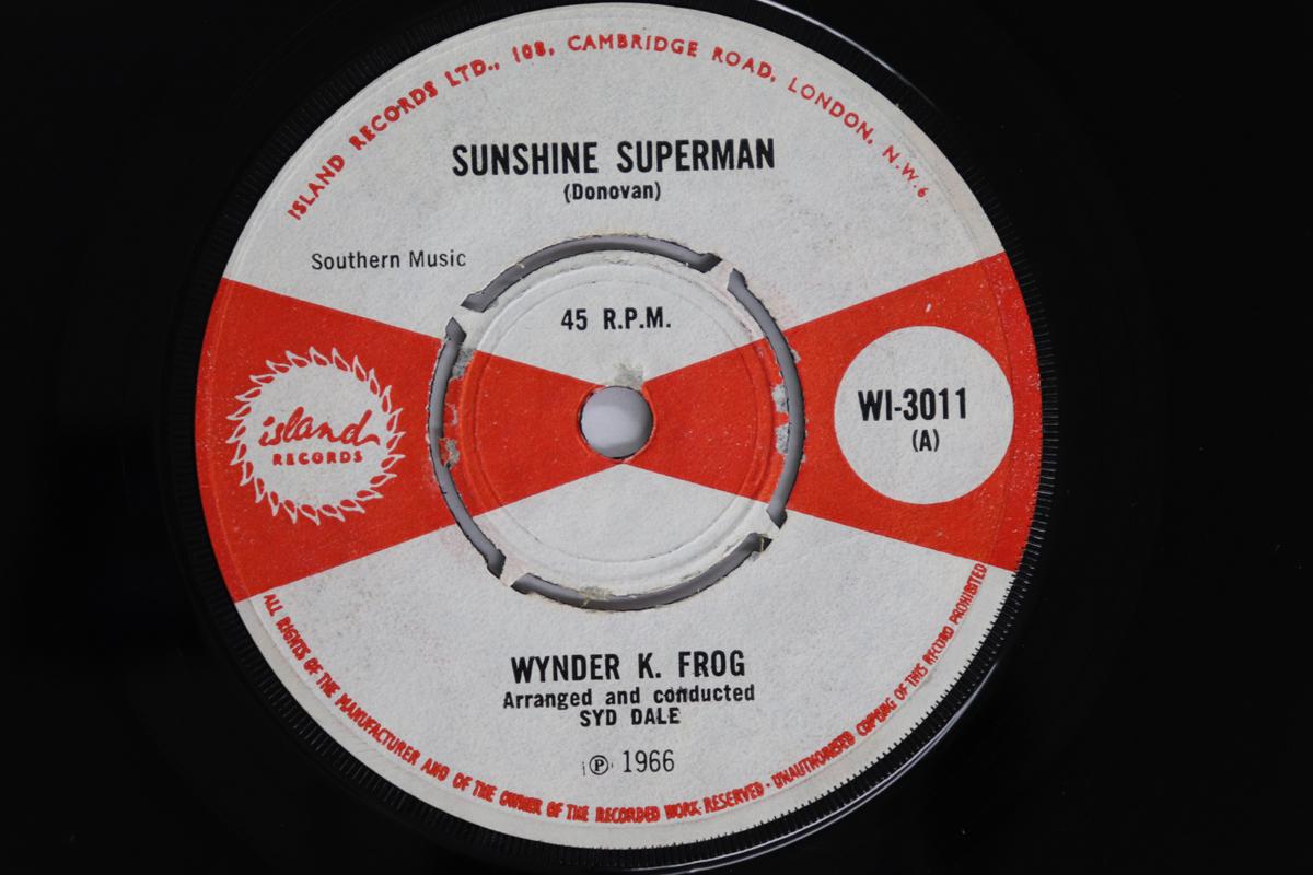 

7-дюймовая пластинка WYNDER K. FROG - Sunshine Superman WI3011 Island Records 1966 UK Блюз Б/У