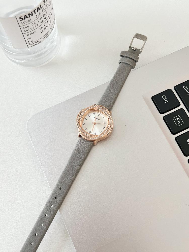 Light Luxury Temperament Niche Retro High-End Watch Women S Gypsy Star Diamond-Encrusted Small Dial Belt Simple Women S Watch серый