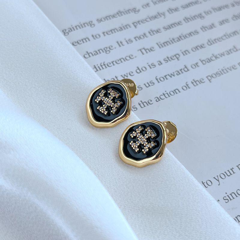 

Европейские и американские эмалевые серьги-пусеты овальной формы с цирконом и металлической отделкой чёрный