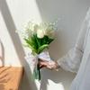 Buquê de Noiva Artesanal de Tulipa Branca e Lírio-do-Vale para Fotos de Casamento