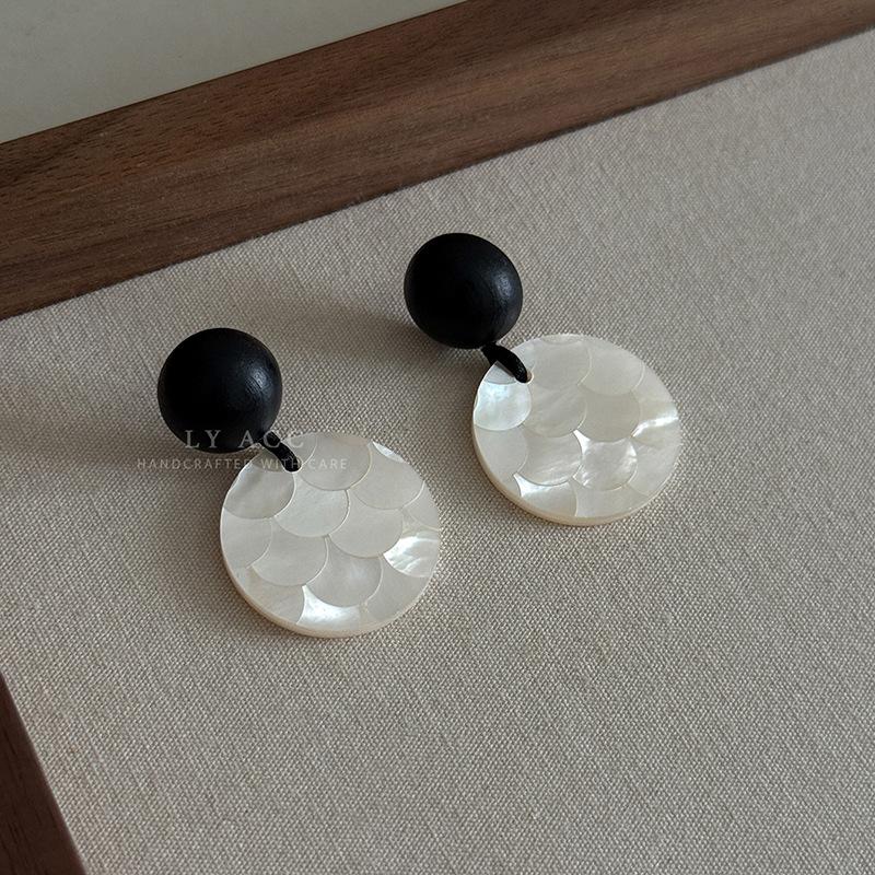 Original Contrasting Wood Beads Fish Scale Pattern Shell Round Earrings French Gentle Earrings Versatile Niche Vacation Earrings