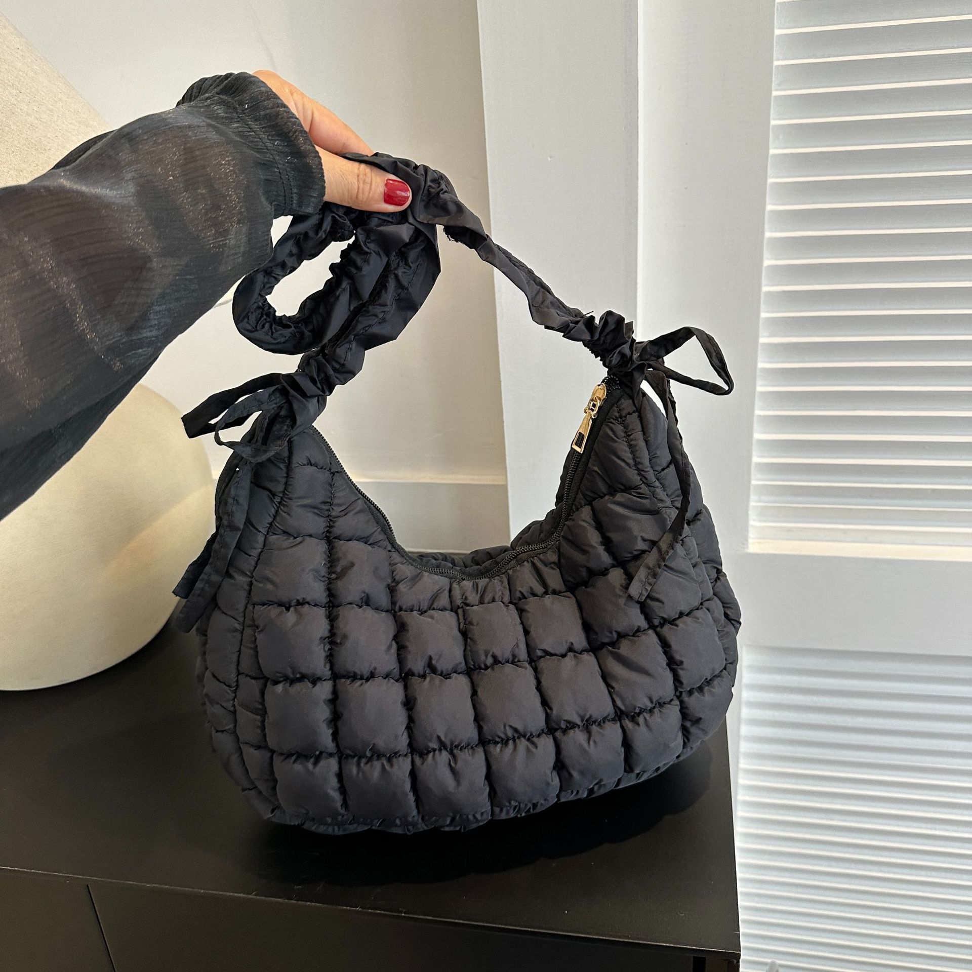 

Корейская версия сумки через плечо из хлопка с пузырьками, осень-зима 2024, новая плиссированная сумка-облако, повседневная эластичная вышитая сумка-мессенджер чёрный