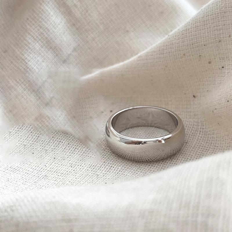 Trendy Titanstål Bredt Bånd Glatt Ring for Par – Stilig Tilbehør for Pekefingeren