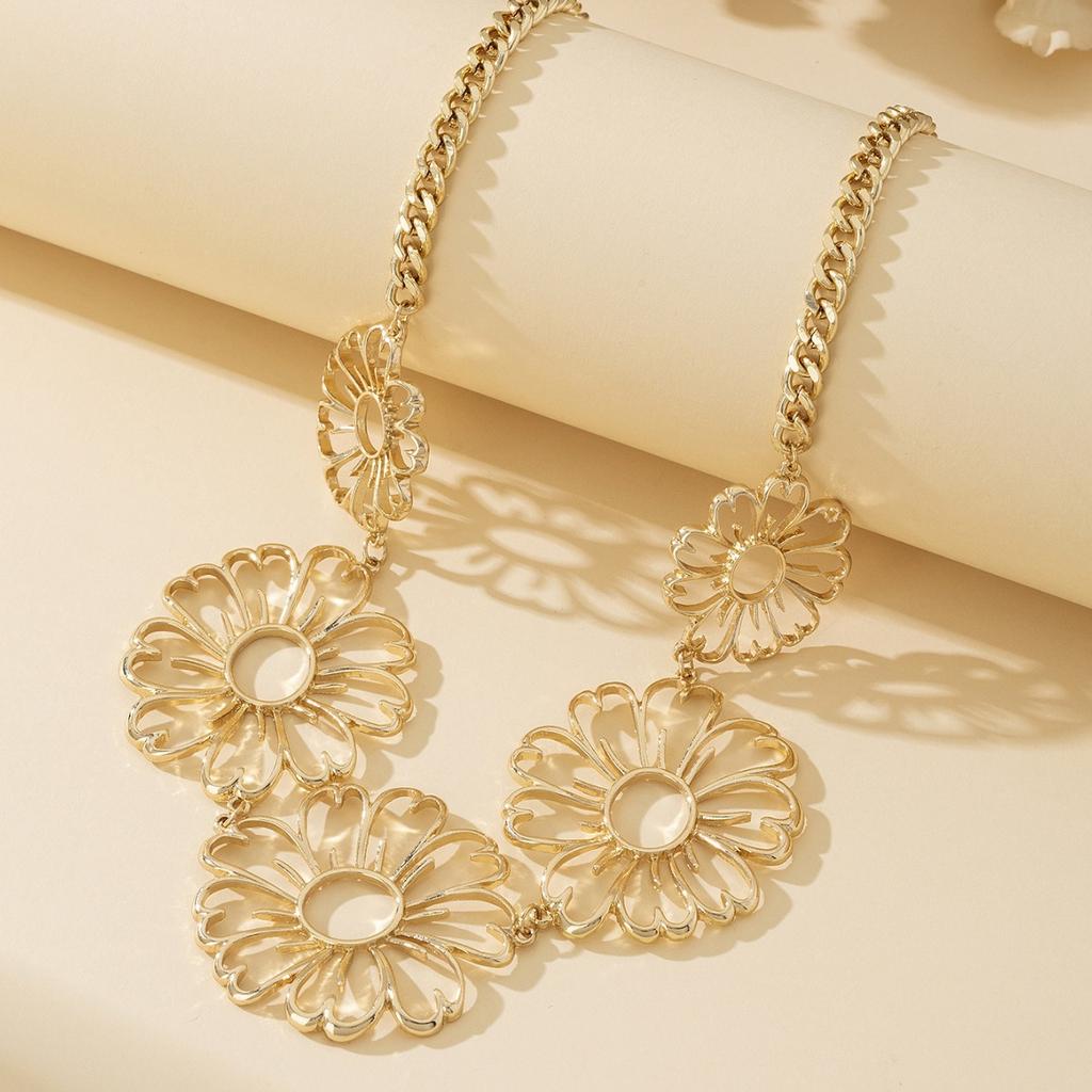 Flower Splicing Necklace Atmospheric Exaggerated Wind Banquet Delivery Gifts for Friends' Birthdays