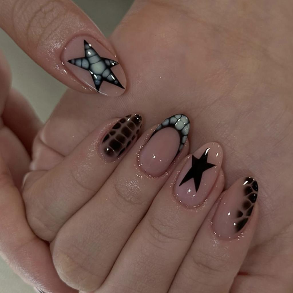 24Pcs Short Round Head Fake Nails Full Cover Wearable Press On Nails Y2K Pink Star Printed Spicy Girls Charms False Nails