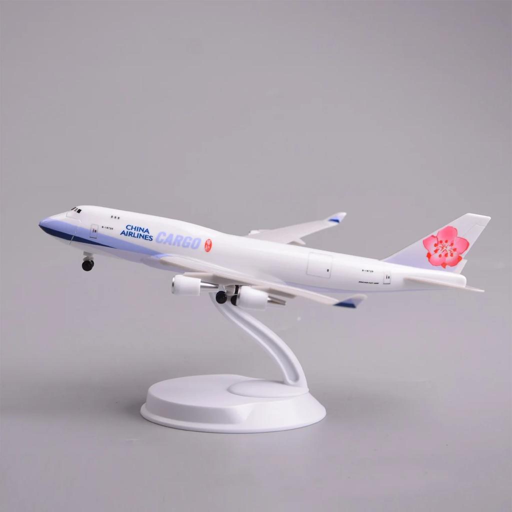 1/400 20cm Maßstab Flugzeug B747 China Airways Fracht Modellflugzeuge ABS Kinderspielzeug Flugzeuge Sammlerstück mit Basis Luke Kann Geöffnet Werden