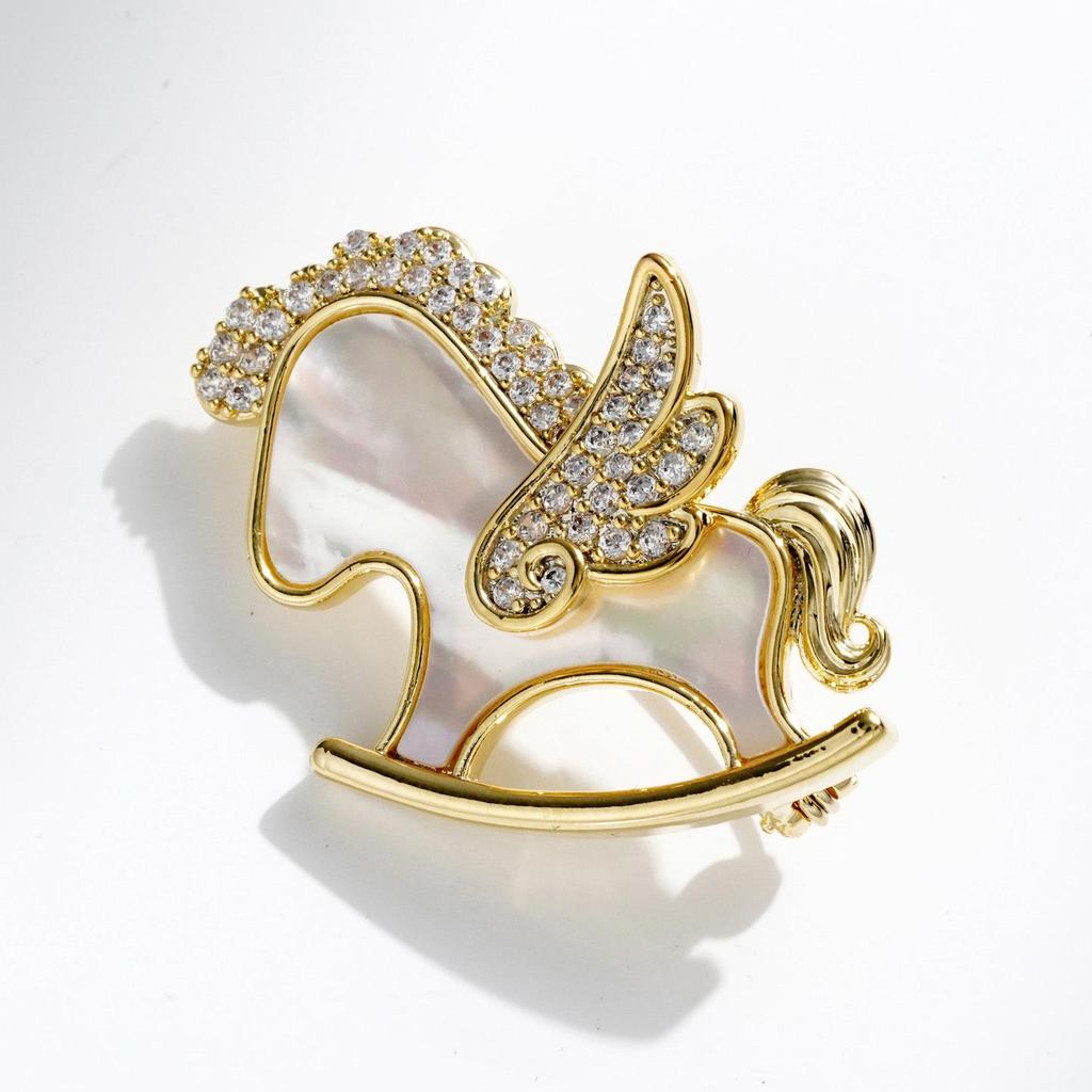 Bo Xin Yun Gold Seashell & Zirconia Cartoon Horse Brooch with Rhinestone Accents - Elegant Birthday Gift & Fashion Accessory