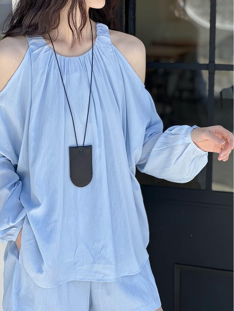 

Весенний наряд в стиле солиста Ju Zhi: Однотонная рубашка с приспущенным плечом и длинным рукавом и шорты А-силуэта One Size синий