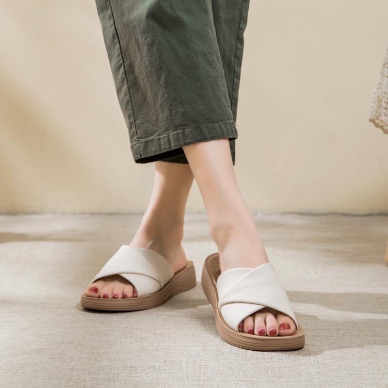 Leather soft-soled mother shoes sandals flat-soled middle-aged women's shoes non-slip comfortable shoes middle-aged and elderly summer 2024 new models