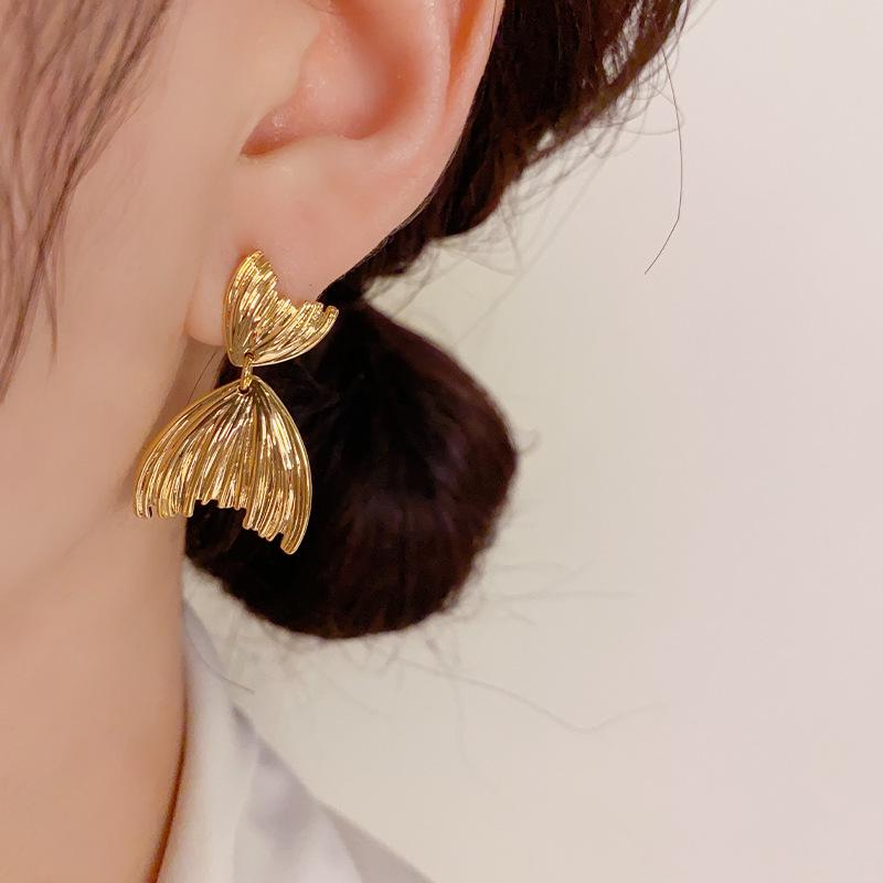 Premium Retro Metal Fishtail Earrings: S925 Silver, Cool and Simple Design for Unique Style