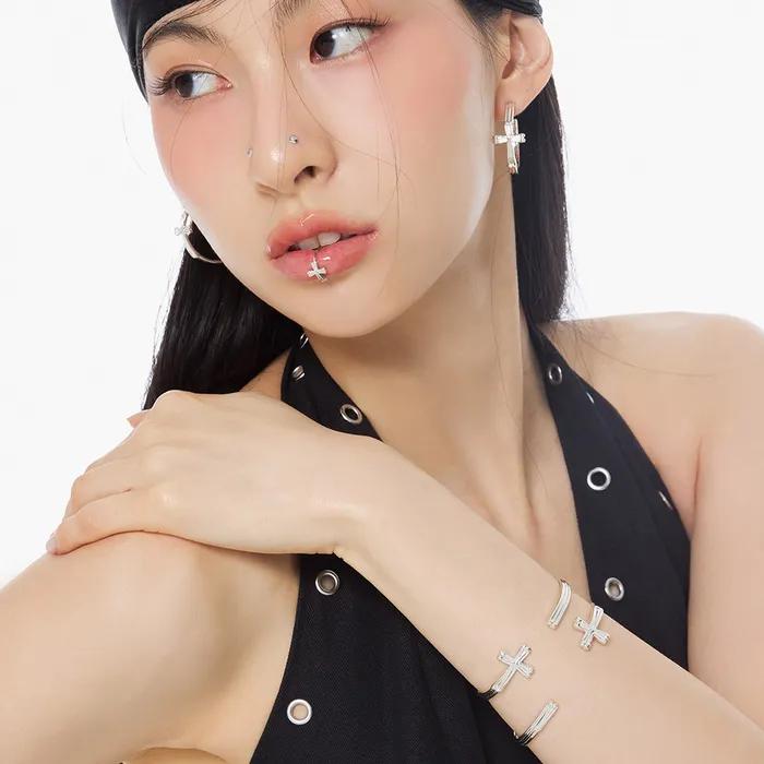 SHINE CROSS BANGLE