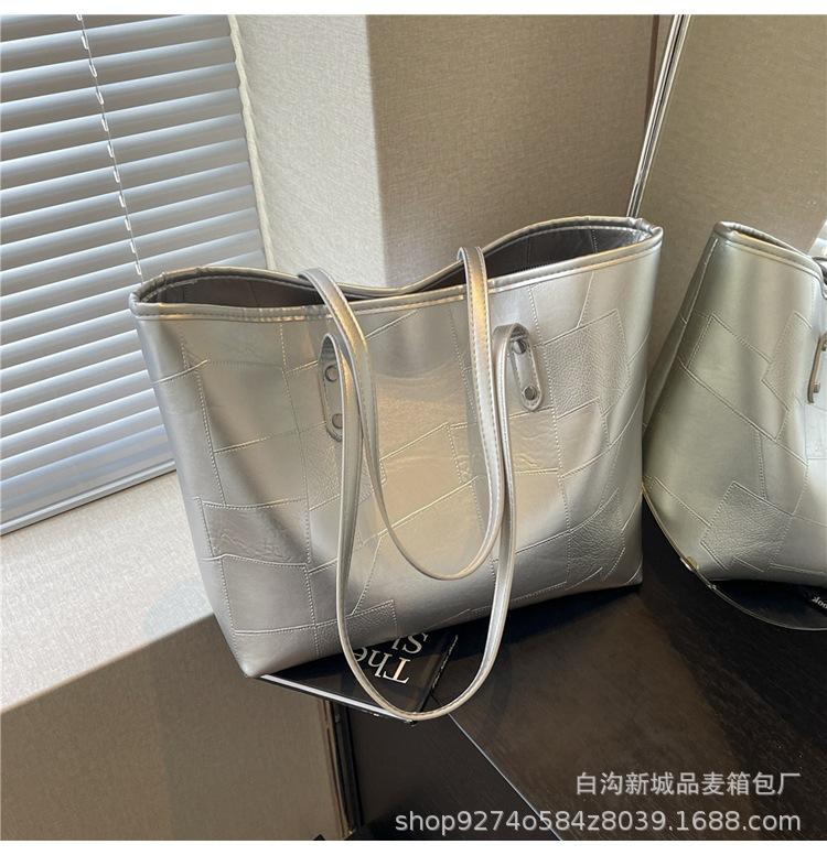 

Simple texture tote large bag for women, 2025 new large-capacity fashion shoulder bag, geometric embroidery thread, commuter bag for women серебряный