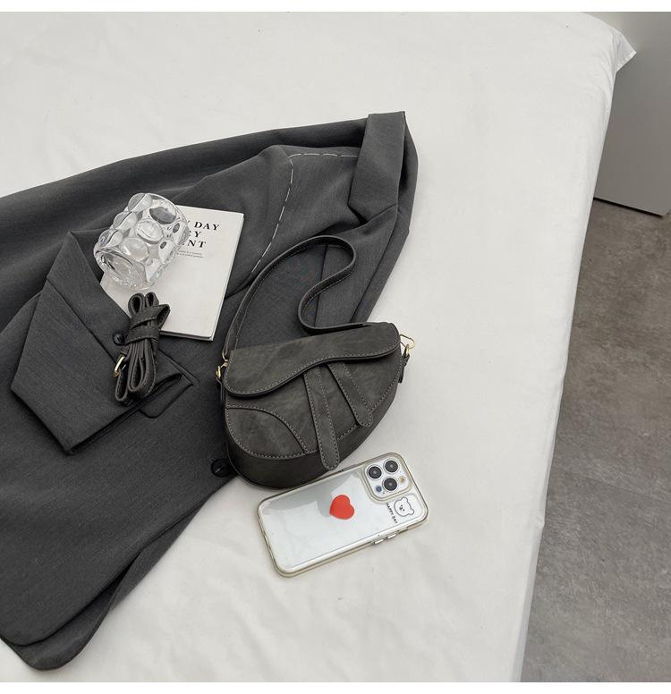 Retro Mini-Sattel-Umhängetasche: Europäischer & Amerikanischer Stil, Denim-Lippenstift-Design