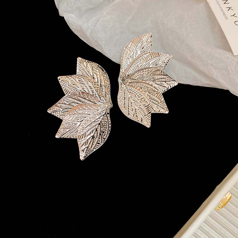 Vintage 3D Metal Leaf Stud Earrings for Women Exaggerated Gold Color Five Petal Flower Earrings Fashion Jewelry Accessory Gift