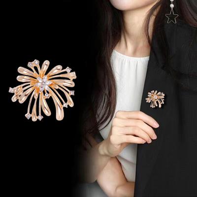 Glittrande Strassbrosch Radiellt Mönster Blomma Lapel Pin Elegant Broschnål Outfitaccessoar för Kvinnor Klänningar Rockar Skjortor