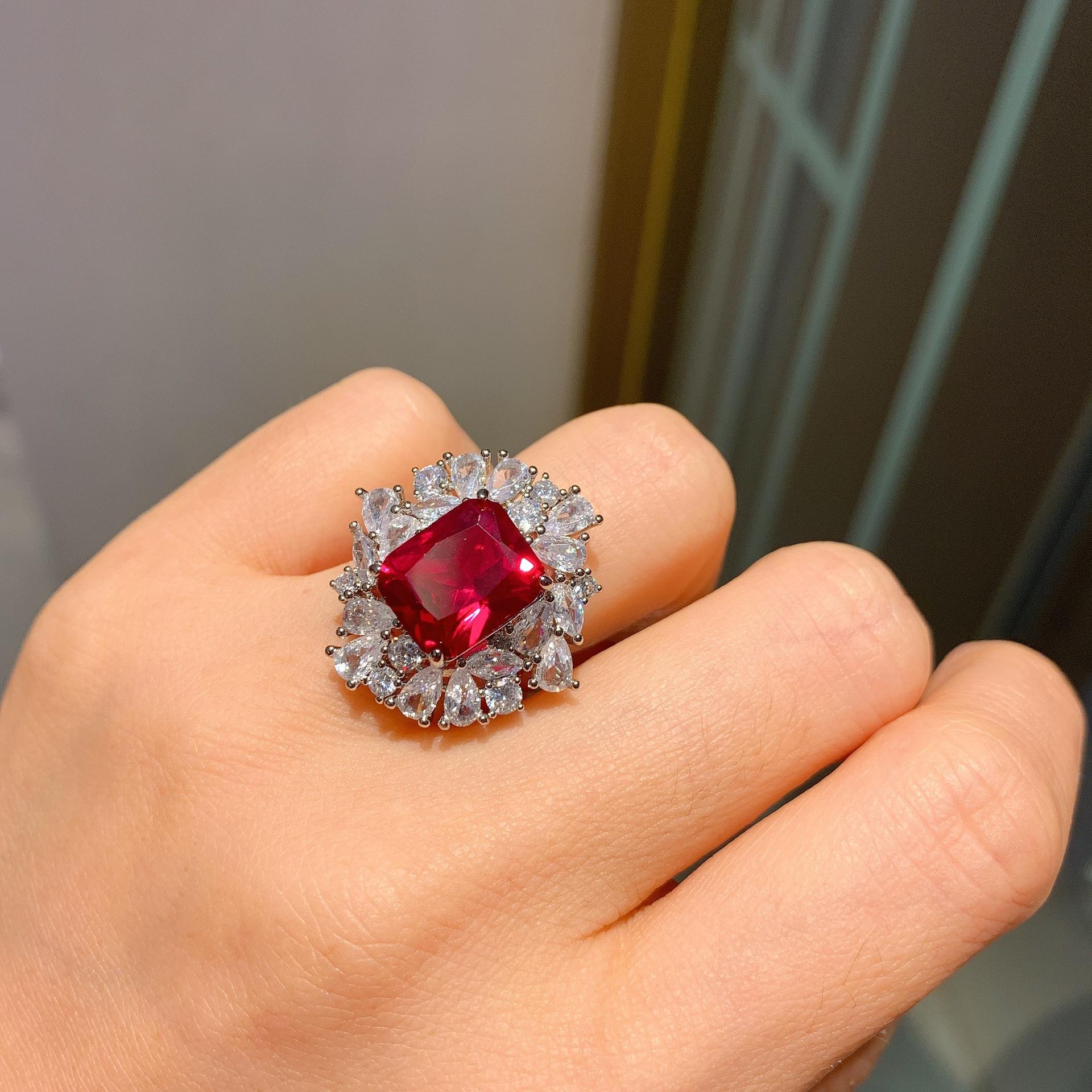 

Ювелирные изделия Seiko Роскошная инкрустация Имитация красного стекла Изумрудный Прямоугольный Кружевной Женское кольцо Главный 10 * 12 opening adjustable