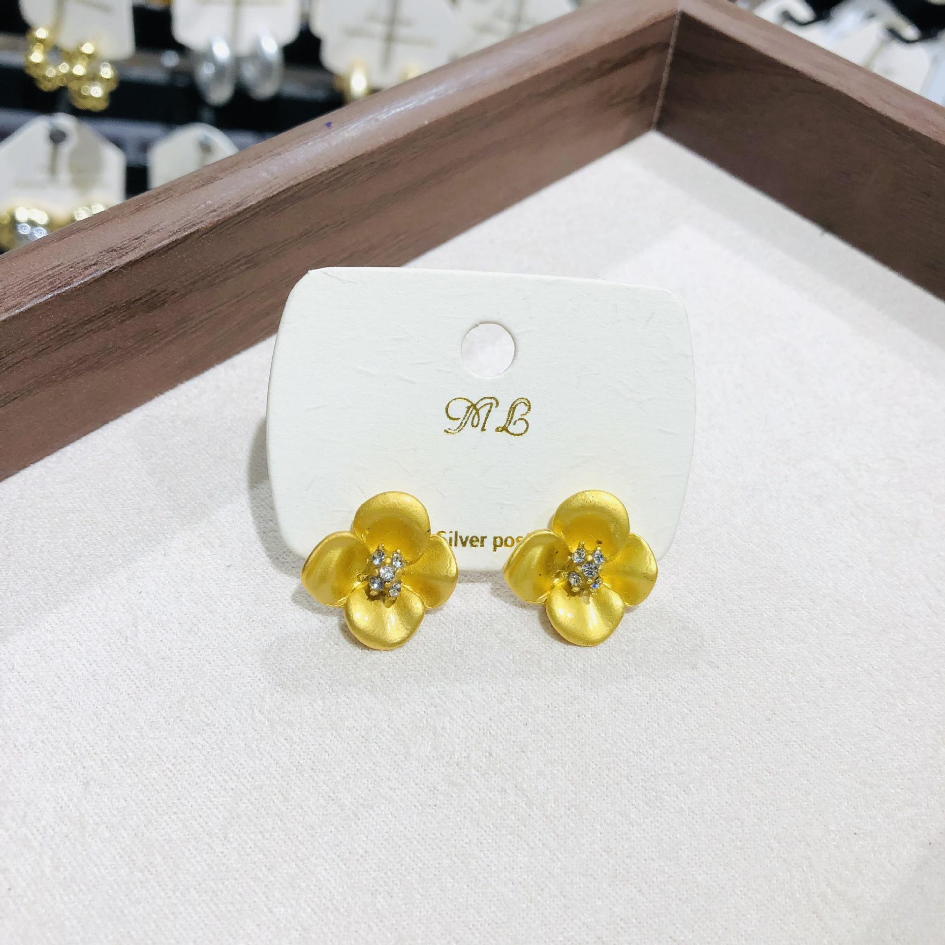 Retro Diamond Studded Imitation Pearl Oval Earrings, European and American Niche Fashion Earrings, High-end Temperament Earrings for Women