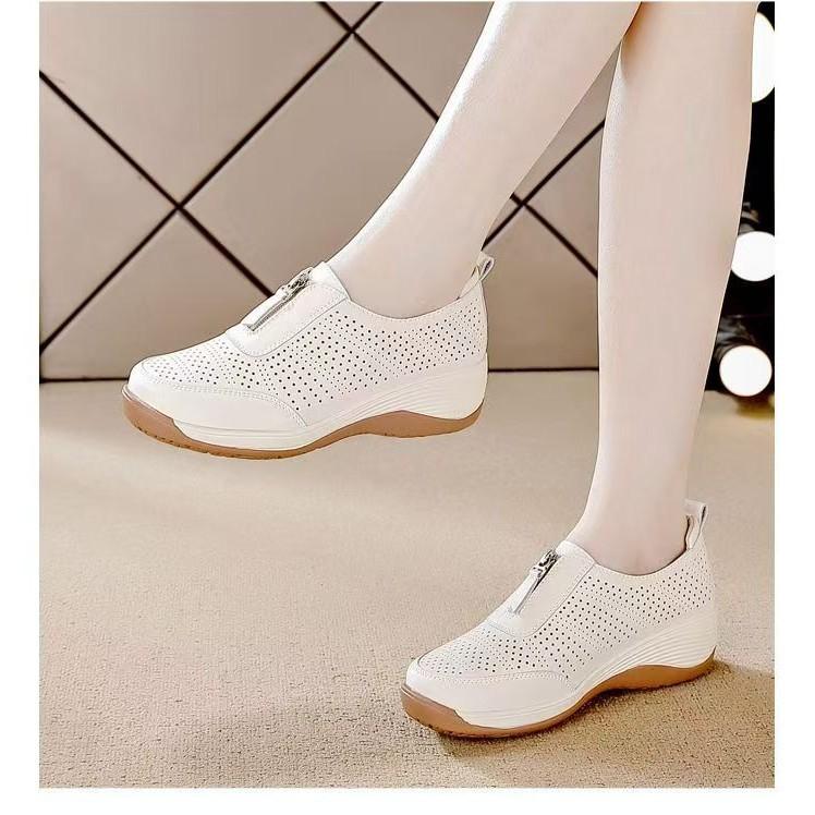 

Мягкая кожа светло-белые туфли женские 2025 лето и осень взрыв повседневные нескользящие одинарные туфли для женщин среднего и пожилого возраста спортивная ходьба ш 40