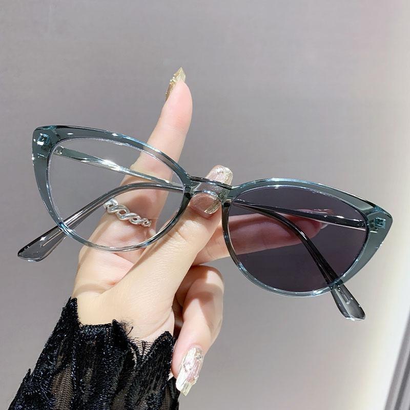 Cat's Eye Photochromic Myopia Glasses for Women Retro Small Frame Color Changes Near Sight Glasses Anti Blue Light Eyewear