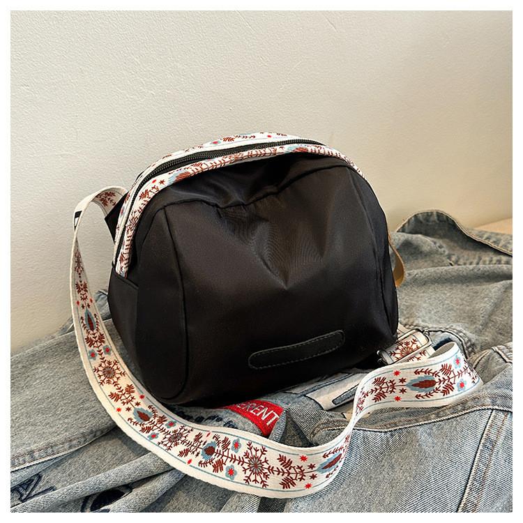 New Simple Casual Single Shoulder Unique Fashion Shell Bag Lightweight Artistic Large Capacity Crossbody Bag