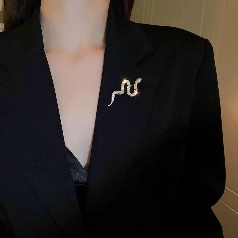 LATS Unique Design Silver Snake Brooches for Women Men Unisex Full of Rhinestone Snake Animal Pins Badge Jewelry