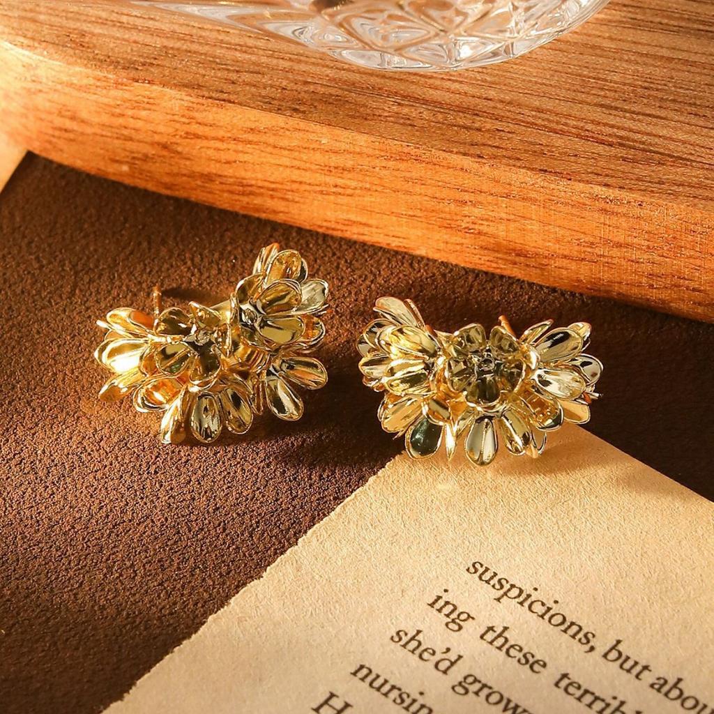 Court Style Retro Gold Flower C-Shaped Earrings Women'S Light Luxury Fashion High-End Earrings Niche Imitation Silver Needle Earrings