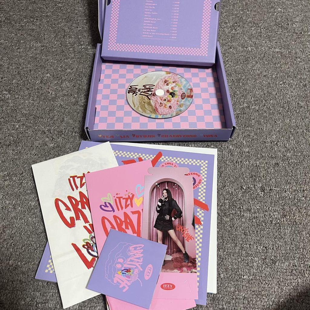 [USED] ITZY THE 1st ALBUM CRAZY IN LOVE with trading card