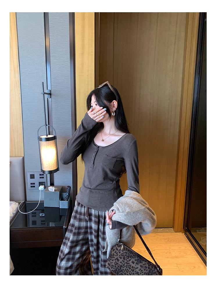 Gentle White Henley Base Layer Women's Slim-Fit Long-Sleeve T-Shirt for Autumn/Winter, New Korean Style.