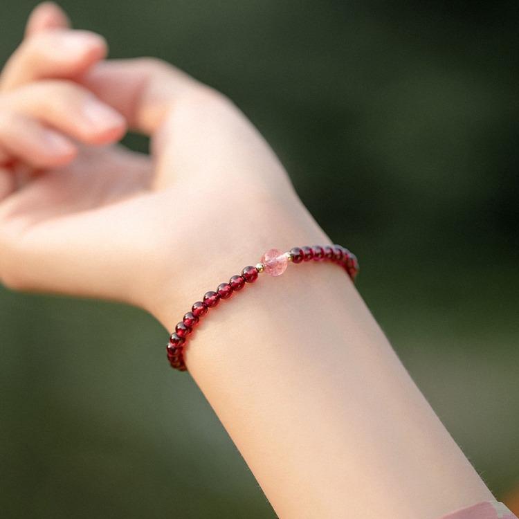 Women's Single-Loop Red Garnet Beaded Bracelet – Niche Design and Good Luck Charm