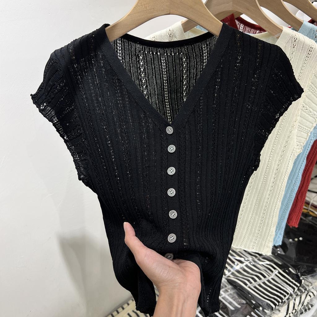 A Stylish V-neck, Hollowed-out Short-sleeved T-shirt for Women, A New Summer Thin Knitted Top That Is Slimming and Flattering