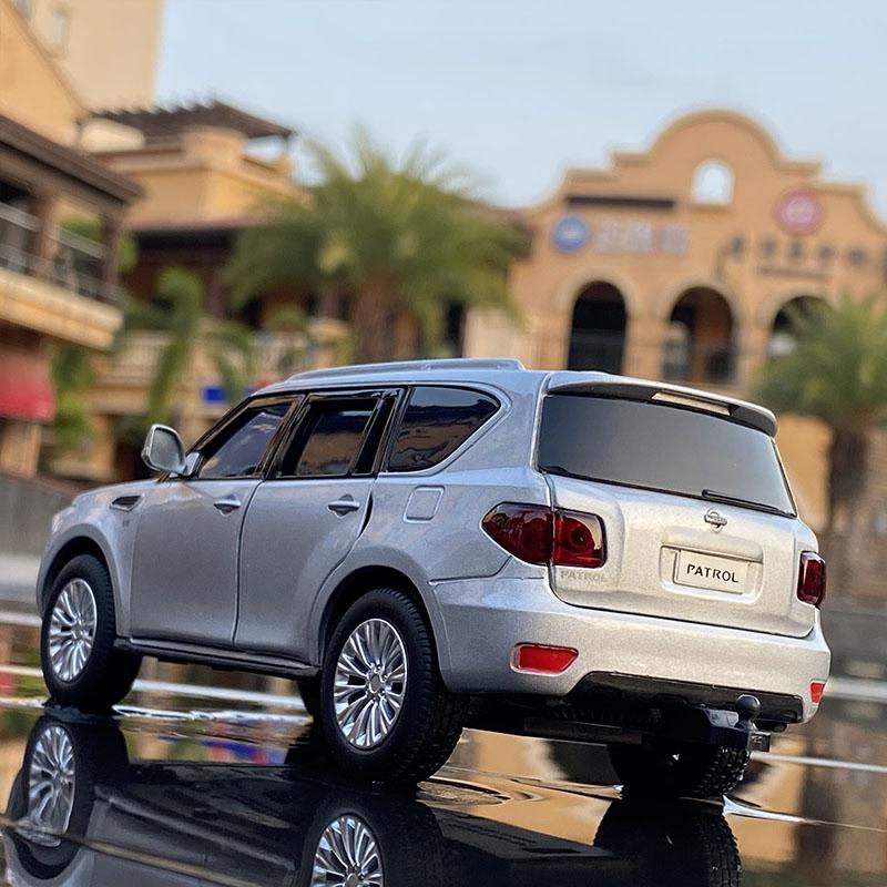 1/32 Nissan Patrol SUV Alloy Car Model Diecasts Metal Toy Vehicles Car Model Collection Simulation Sound and Light Kids Toy Gift
