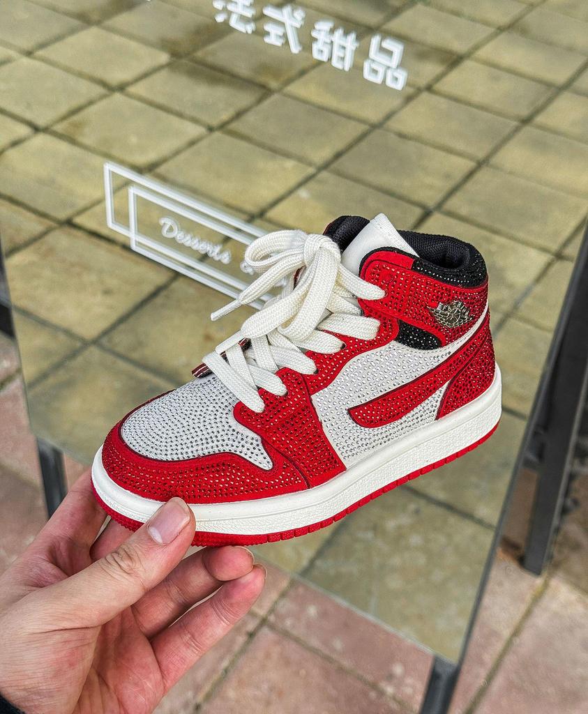 Jarní dětská móda 2026 Červené vysoké tenisky s kamínky