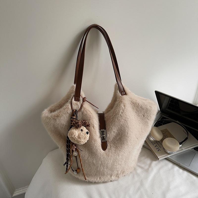 Winter New Fluffy Shoulder Bag Women Large Capacity Simple Texture Tote Bag Fashion Casual and Versatile Bucket Bag for Commute