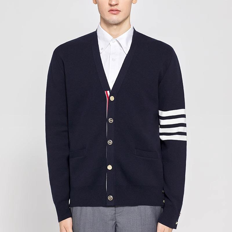

High End Luxury Brand V-neck Knitted Cardigan Men s Spring and Autumn Trend Classic Four Bar Korean Casual Couple Sweater Coat XXL темно-синього кольору