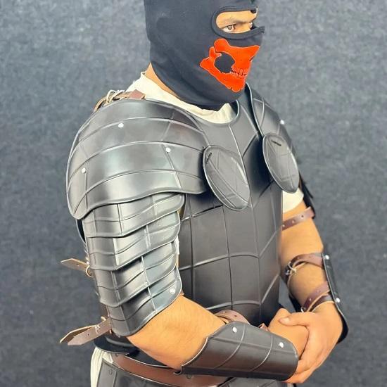 Mittelalterlicher Dark Drake-Ritter in voller Rüstung, Ganzkörper-Ritter-Cosplay-LARP-Kostüm mit Kürass, Schulterstücken und Beinschienen.