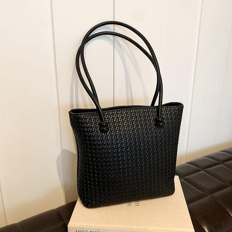 

Корейская версия ретро большая вместительная сумка-тоут женская новая женская сумка модная и стильная дорожная на плечо мессенджер 29*9.5*27.5 чёрный