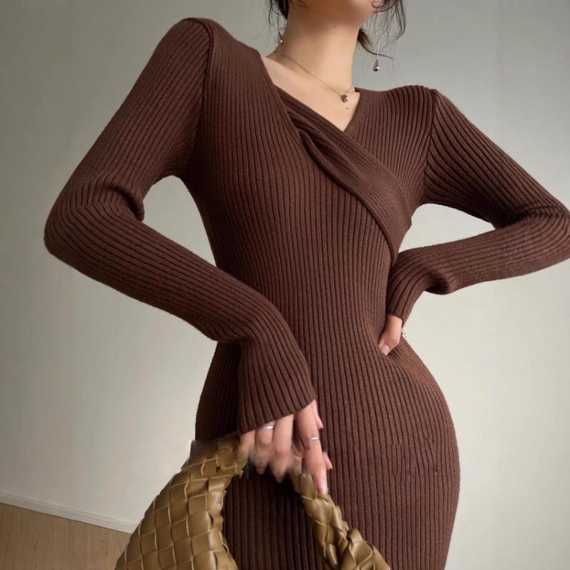 [] Retro and thin waist design sense Autumn and winter versatile V-neck knitted hip-wrapped inner dress