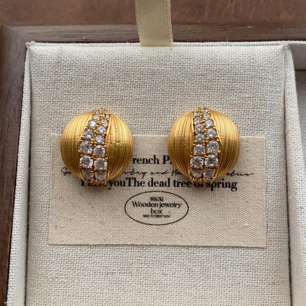 "Vintage Creamy Yellow Starfish Ear Clips: Elegant and Cute, Piercing-Free Sea Star Earrings"