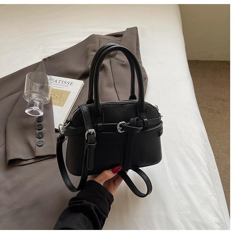 

Высококлассная нишевая сумка женская весенняя универсальная новая модная сумка-мессенджер женская портативная сумка-ракушка чёрный