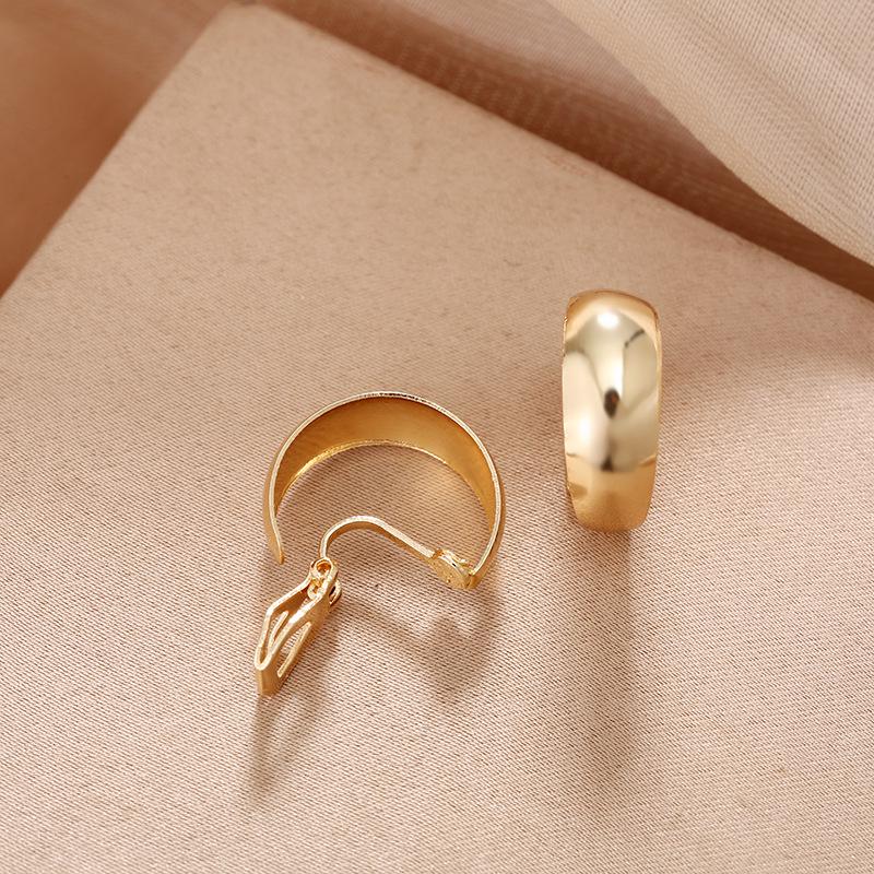 Eco-Friendly Vintage C-Shaped Ear Clips: Exaggerated Glossy High-End Wide Hoops