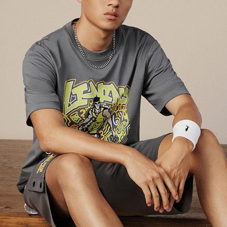 Li-Ning Sports Life Series Printed Letter Crew Neck Short Sleeve T-Shirt Men Tops Lead-Gray AHST569-3