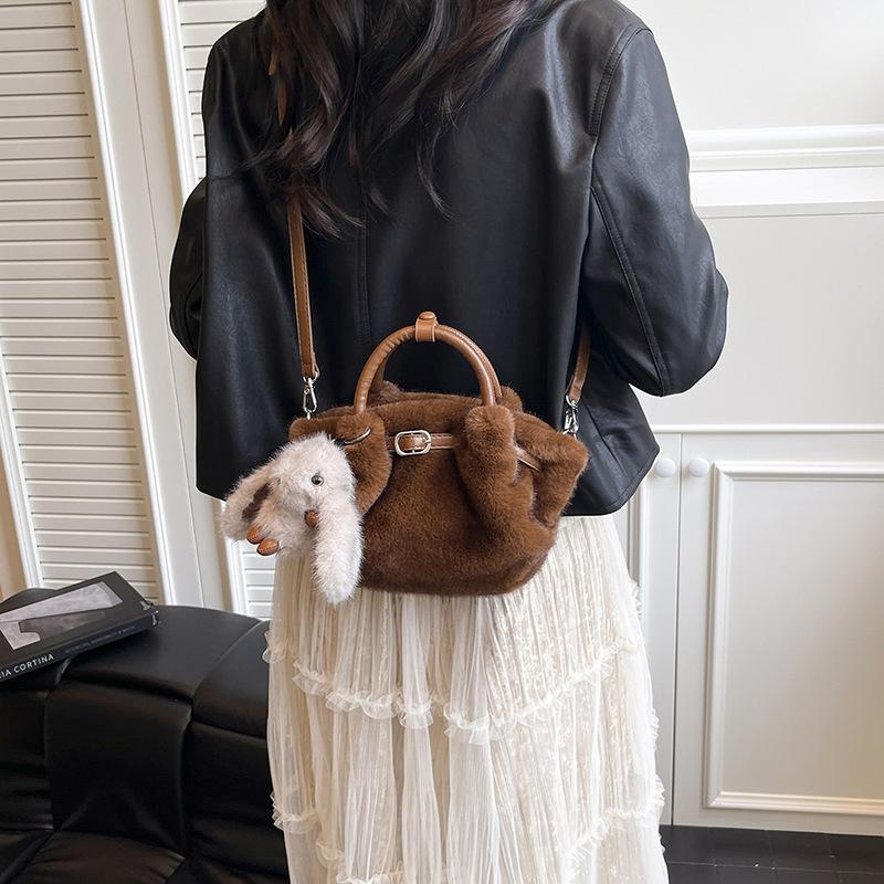 Fashion niche plush Xiaoxiangfeng women's portable bucket bag new exquisite soft shoulder messenger bag