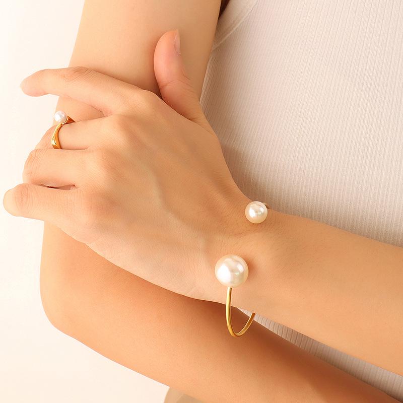 Korean Style Non-fading Faux Pearl Bracelet for Women, Exquisite 18K Gold-Plated Titanium Steel.