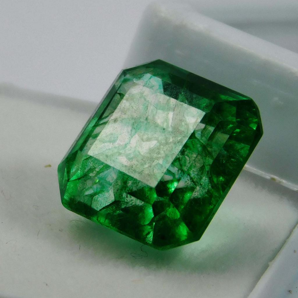 Natural Square Cut 9.65 Ct Green Colombian Emerald Loose Gemstone