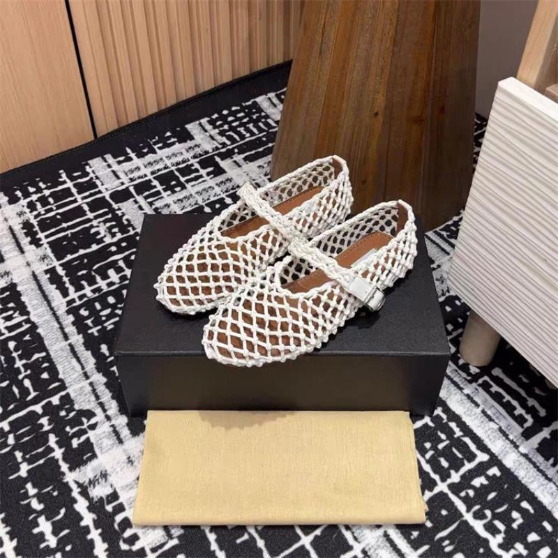 The New Hollowed-out Ballet Shoes Are Fashionable and Versatile with A Shallow Opening and Flat Sole
