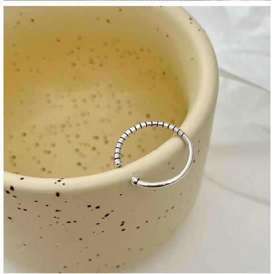 

Простое кольцо Холодный ветер Нишевый дизайн Высокий смысл Легкая роскошь Открытое кольцо на указательный палец Мода Индивидуальность