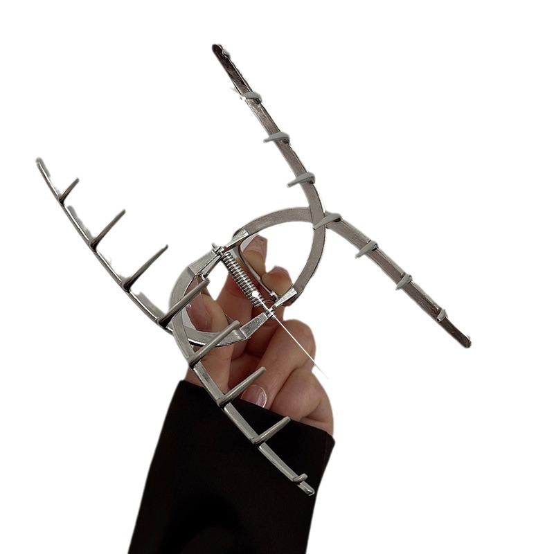 קליפס שיער גדול בצבע כסף מטאלי לשיער עבה - אביזר שיער לנשים