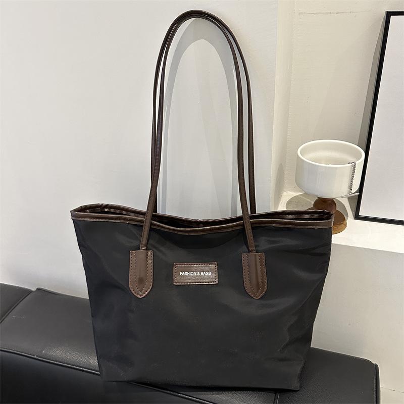 

Повсякденна сумка великої місткості 2024 р. Нова жіноча універсальна сумка через плече для приміських поїздок водонепроникна проста сумка-тоут