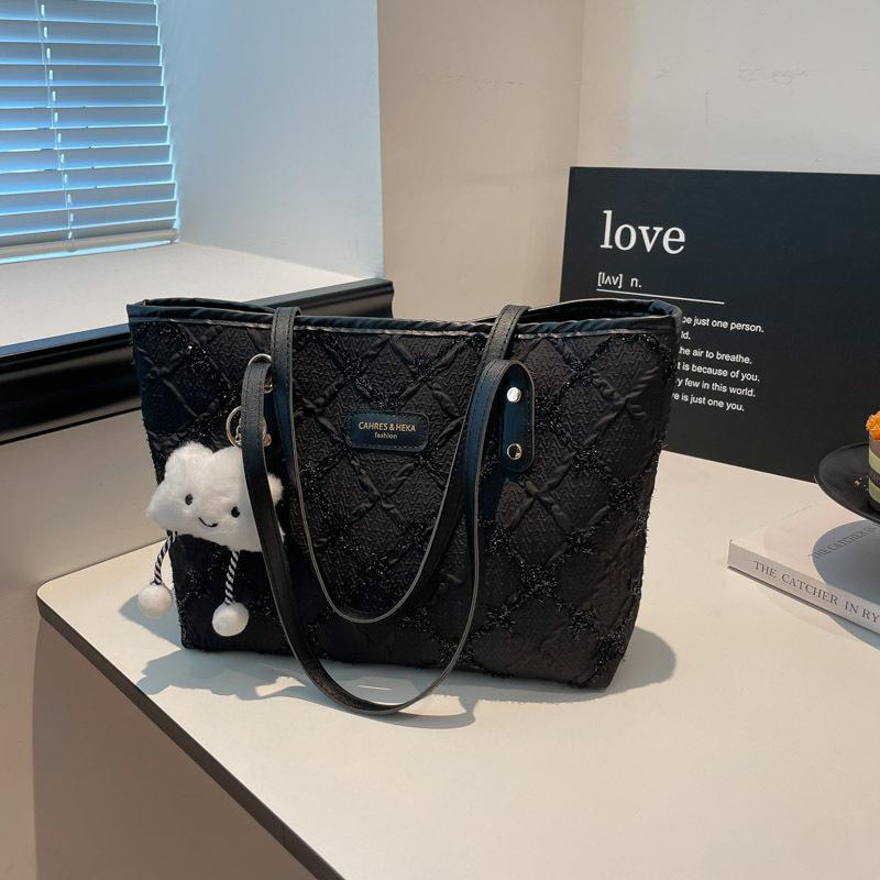 

Women s large-capacity new autumn leisure trend personalized pendant tote shoulder bag Without pendant чёрный